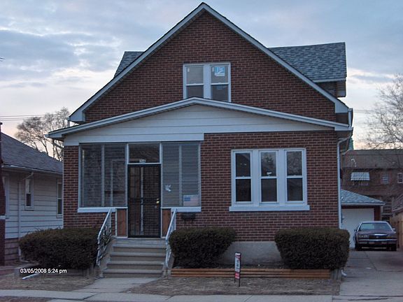 Brick House with 7 bedrooms-4 baths/ 3 with Jacuzzi Tubs
