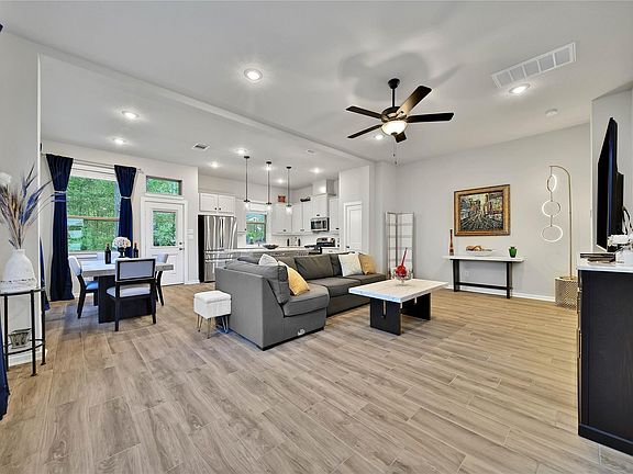 5th image of 104 Red Cascade Ct