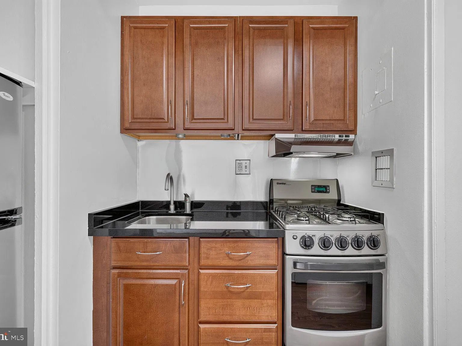 Studio, 1.0 bath, 369 sqft, $1,750 — Photo 2