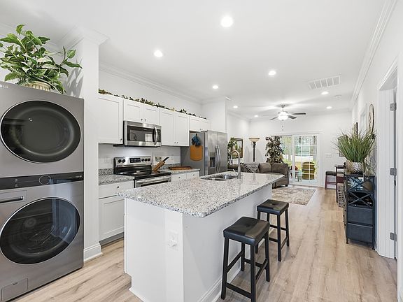 4th image of 116 Kingsbury Loop #C