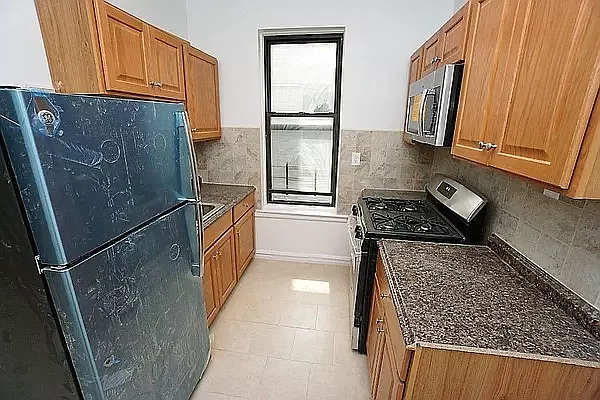 Rented by Universal Realty Group | media 7