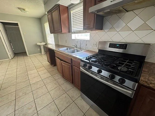 4 bed, 2.0 bath, 1992 sqft, $1,900 — Photo 3