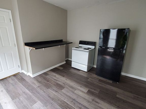 4th image of 1655 N Van Buren St Unit 3