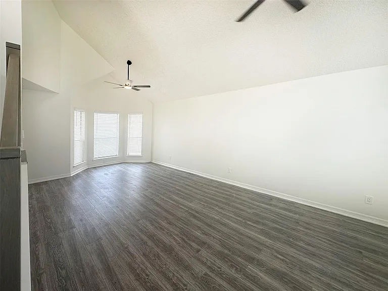 9843 Stableway Dr — Photo 5
