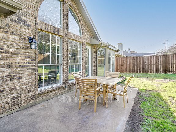 5th image of 205 W Meadowbrooke Dr
