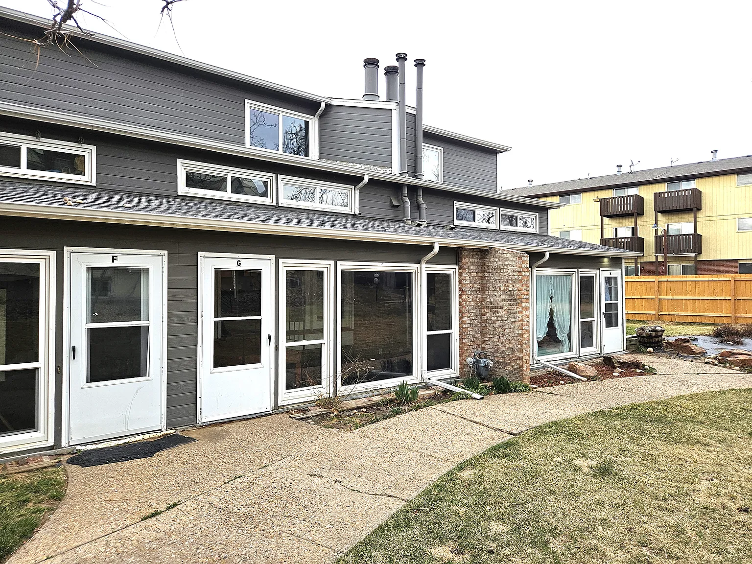3 bed, 2.5 bath, 1700 sqft, $2,400 — Photo 3