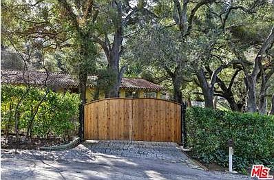2nd image of 536 Live Oak Circle Dr