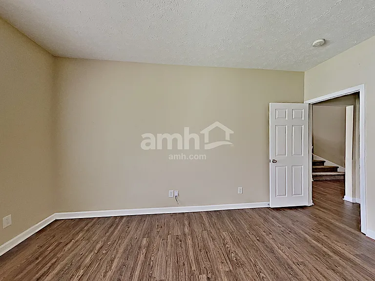 1001 Mallory Ln — Photo 8