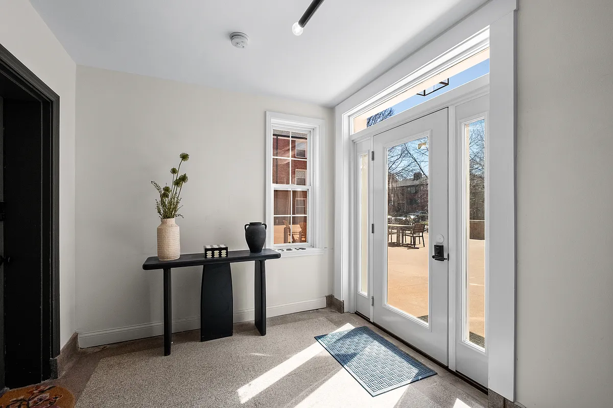 Common Entryway - 7519 Oxford Dr #1B