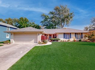 2S213 Stratford Rd, Glen Ellyn, IL 60137