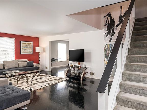 3rd image of 326 Prospect Cir