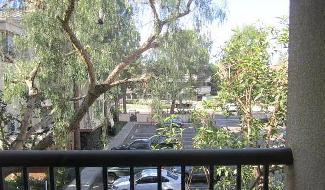 Open views (quiet corner unit) far from nearby 101 freeway.