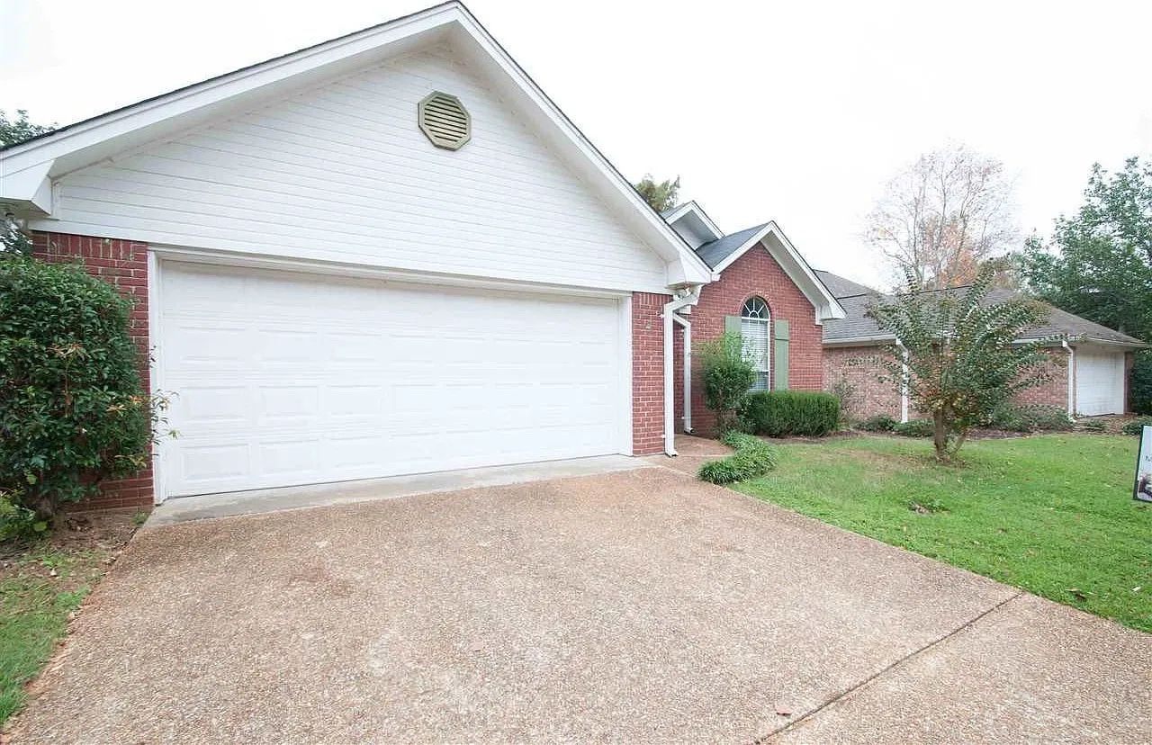 3 bed, 1328 sqft, $1,900 — Photo 2