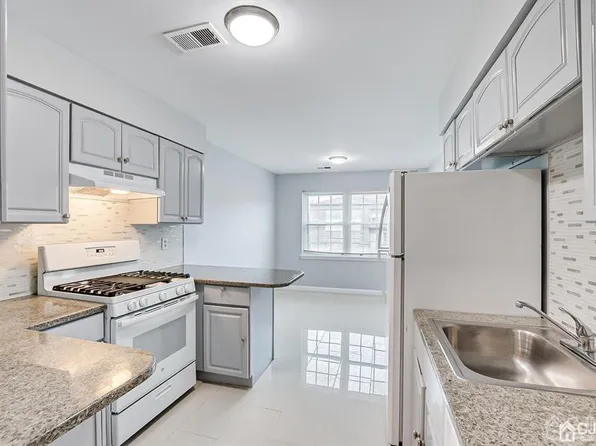 609 Green Hollow Dr, Iselin, NJ 08830