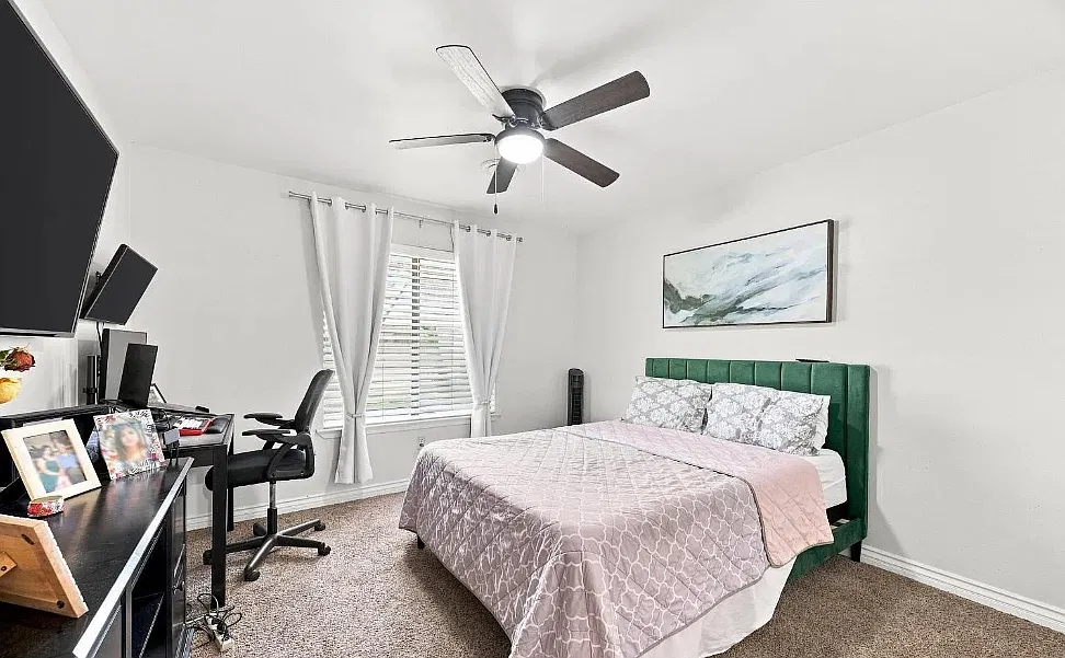 3 bed, 1230 sqft, $1,377 — Photo 3