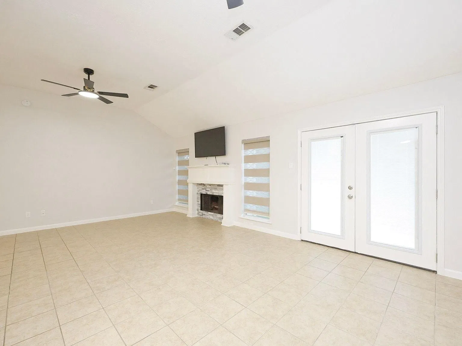 3 bed, 2.0 bath, 1569 sqft, $2,200 — Photo 4