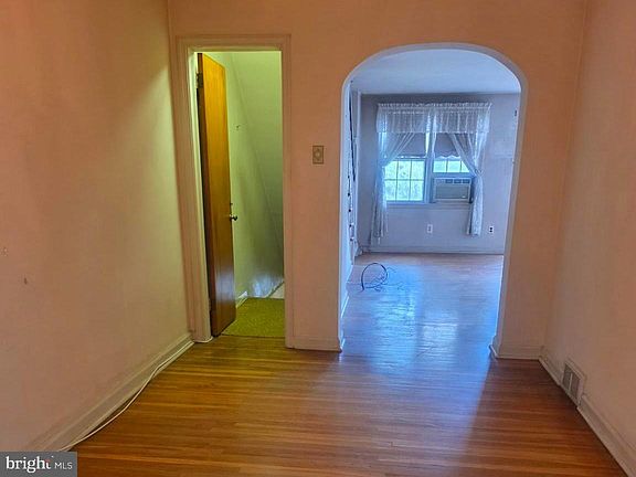 4th image of 568 Parker Ave