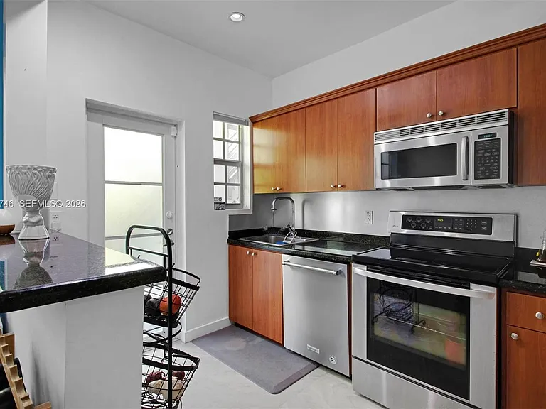 901 3rd St #3 — Photo 10