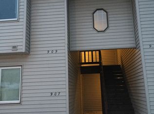 909 Laura Dr, Champaign, IL