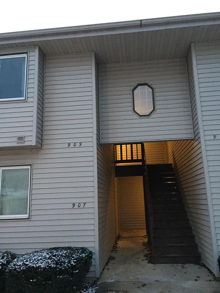 909 Laura Dr photo 1