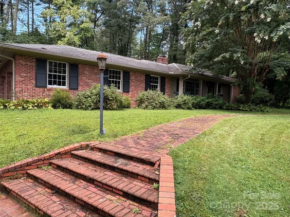 1331 Chanteloup Dr, Hendersonville, NC 28739