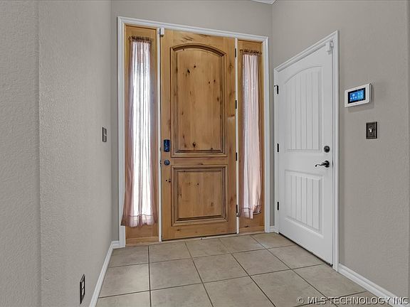 5th image of 1240 W Keeling Ave