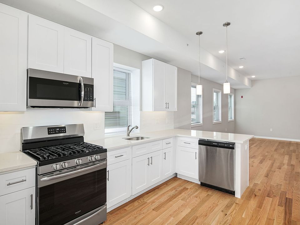 1st image of 1924 W Girard Ave Floor 3
