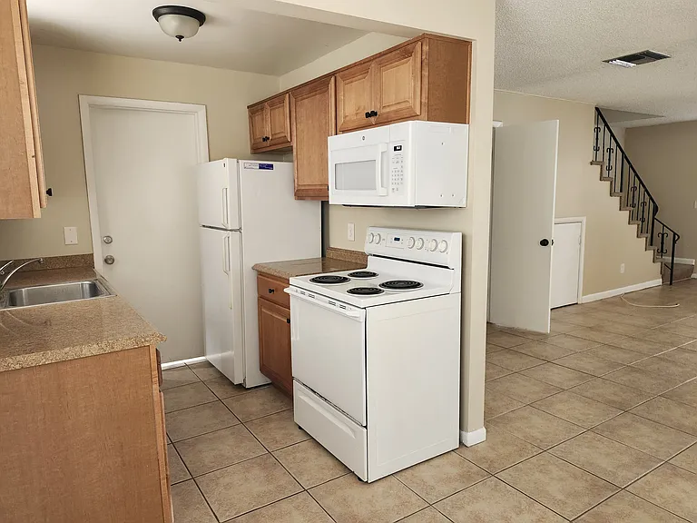 665 SW 4th Ave — Photo 4