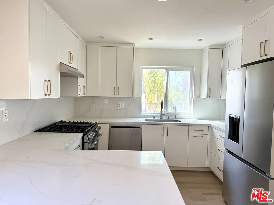 3 bed, 3.0 bath, 1460 sqft, $5,500 — Photo 4