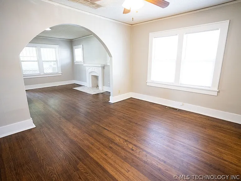 1147 S Florence Ave — Photo 24