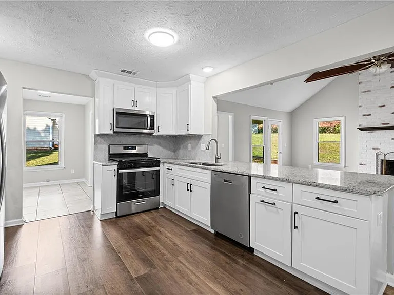 1194 Meadow Oaks Dr NW — Photo 12