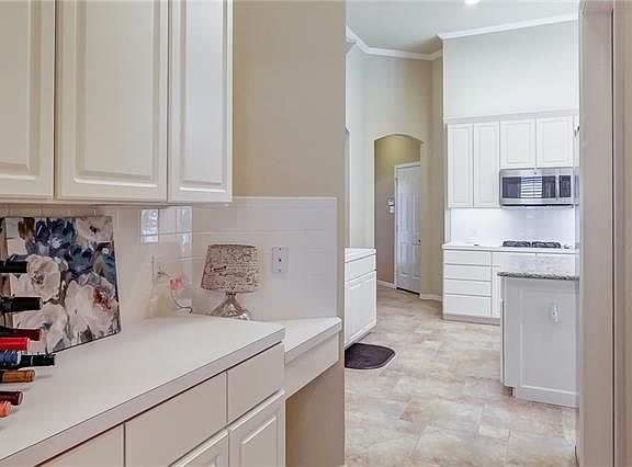 5th image of 318 Sonoma Dr