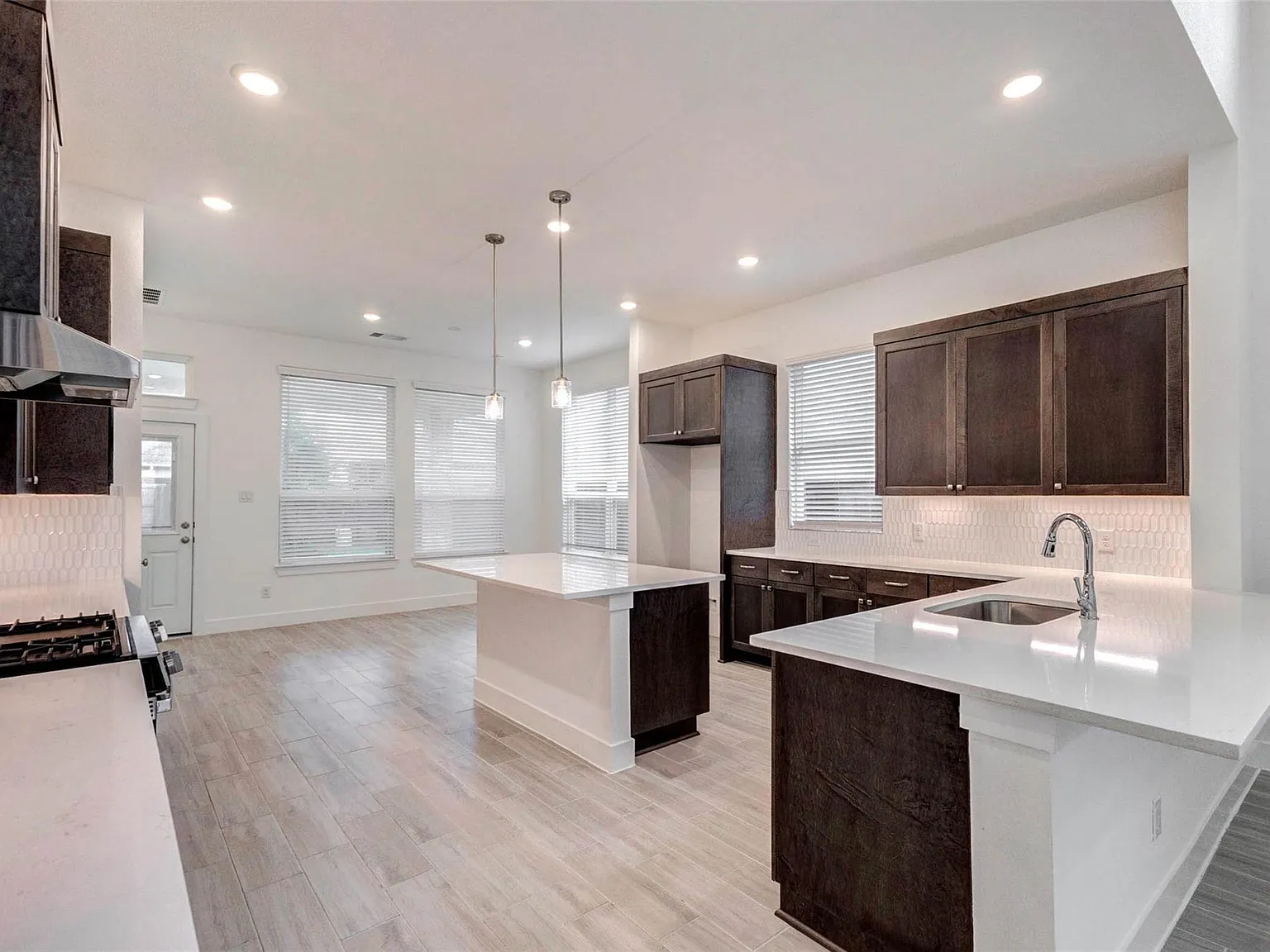 4 bed, 3.0 bath, 3029 sqft, $4,200 — Photo 2