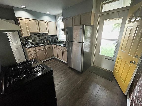 4th image of 2646 Deming Ave