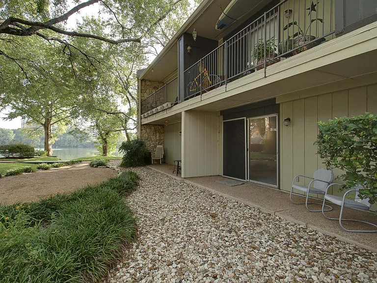 500 E Riverside Dr #136 — Photo 17