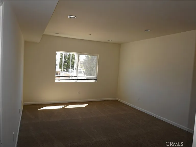 9126 Langdon Ave #303 — Photo 8