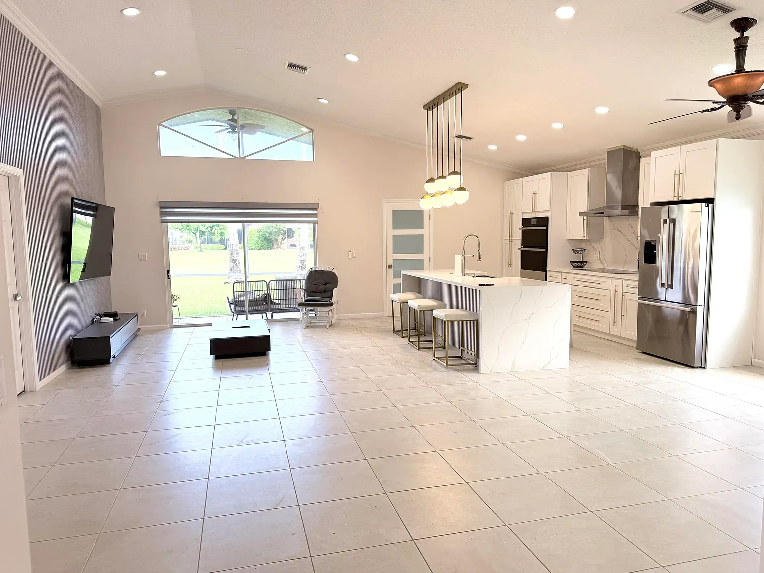 3 bed, 2.0 bath, 1814 sqft, $4,200 — Photo 2