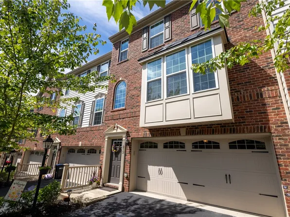 212 Noble Woods Dr, Coraopolis, PA 15108