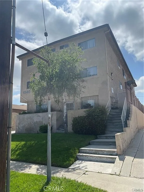 2 bed, 6077 sqft, $1,995 — Photo 1