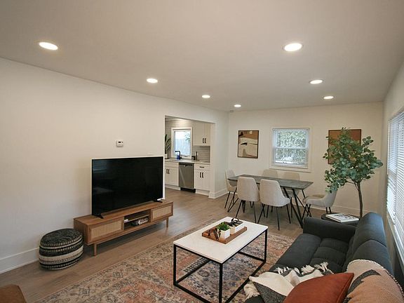 3rd image of 634 W Hinsdale Ave