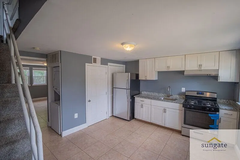 3 bed, 1.0 bath, 1024 sqft, $1,650 — Photo 3