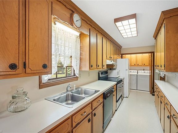 5th image of 329 Henderson Dr
