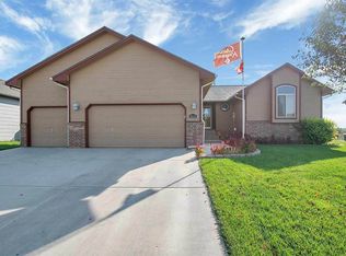 8864 N Saddlebrook Ct, Valley Center, KS 67147