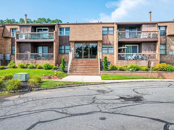 118 Sharon Garden Ct, Woodbridge, NJ 07095