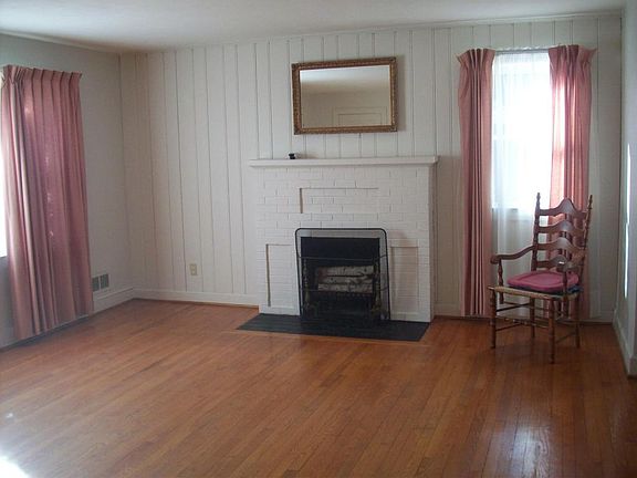 2nd image of 186 Wildhurst Ave NE