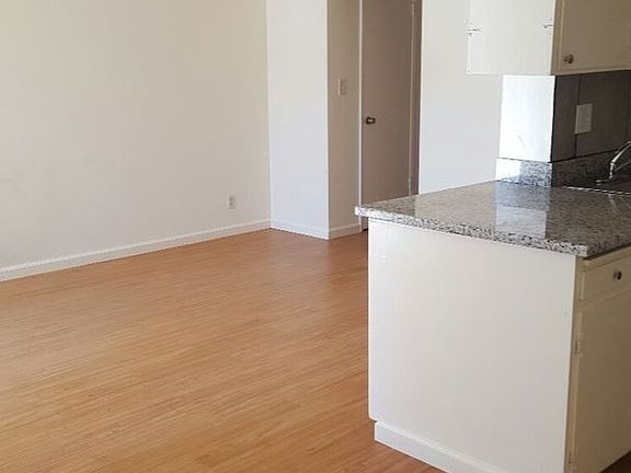 2nd image of 923 Tamarack Ln APT 06