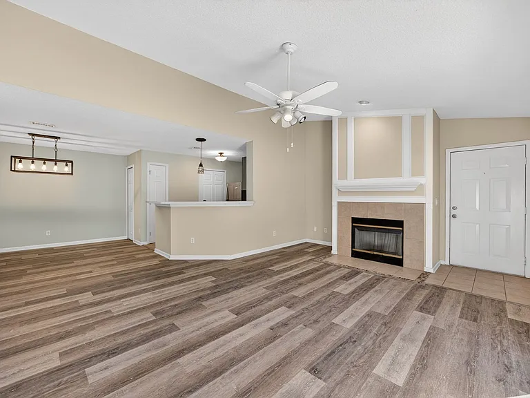 13727 Richmond Park Dr N #105 — Photo 4