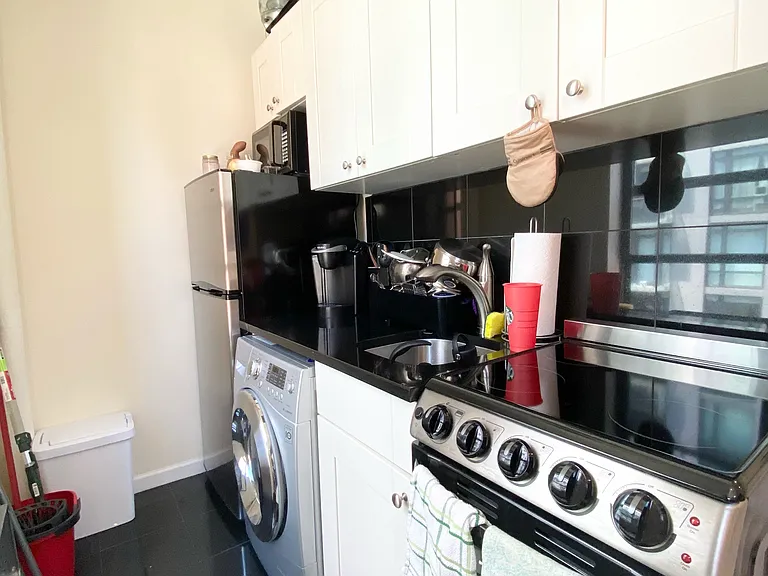 500 E 74th St #3H — Photo 1