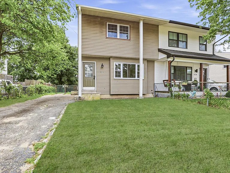 812 Oak St — Photo 1