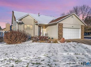 2738 S Avondale Ct, Sioux Falls, SD 57110